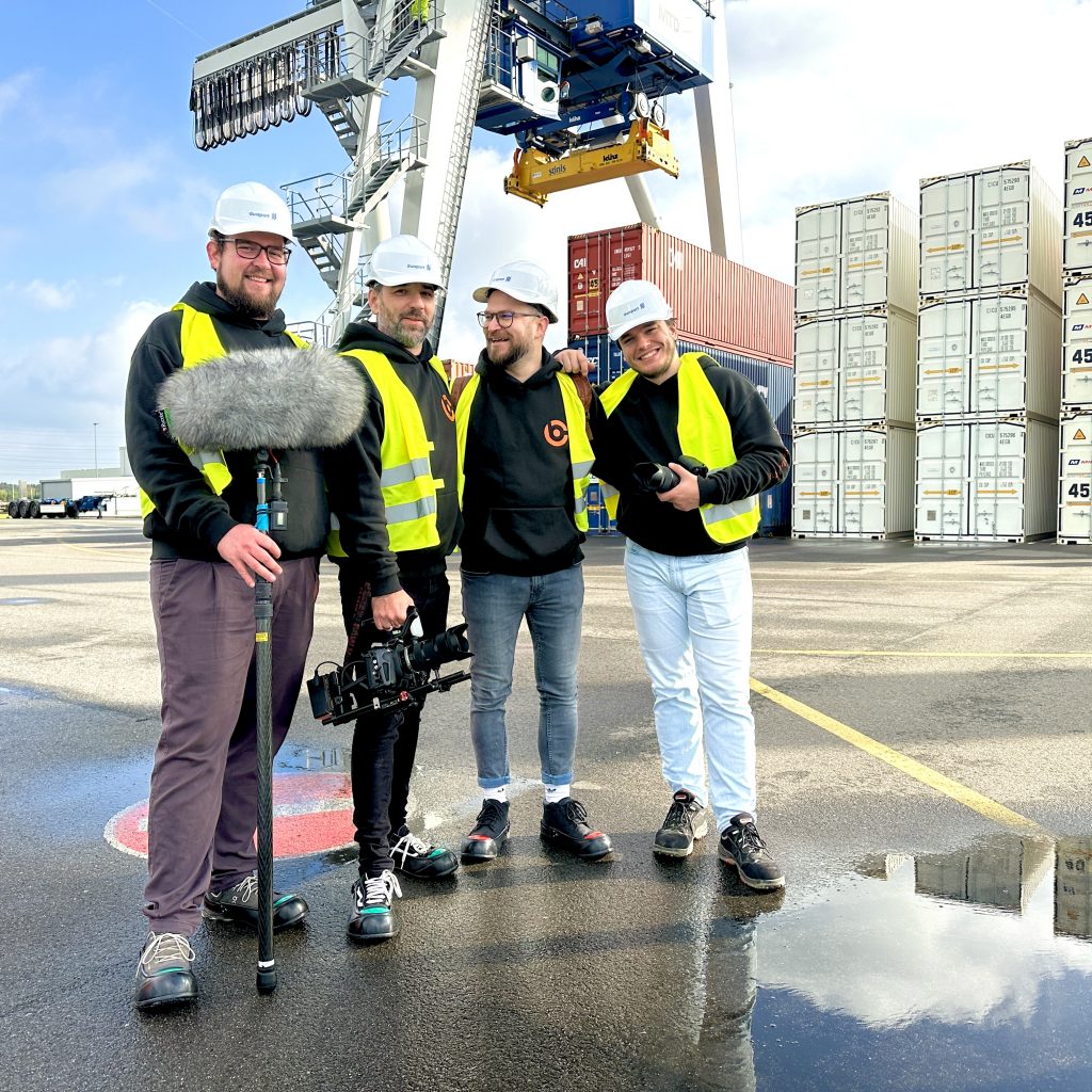 Drehteam von B.CONNECT mit Warnwesten am Hafen