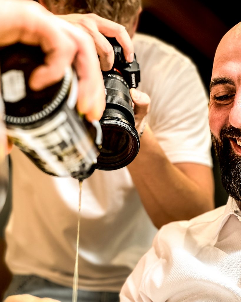Getränk wird bei einem Foodshooting von B.CONNECT eingeschenkt