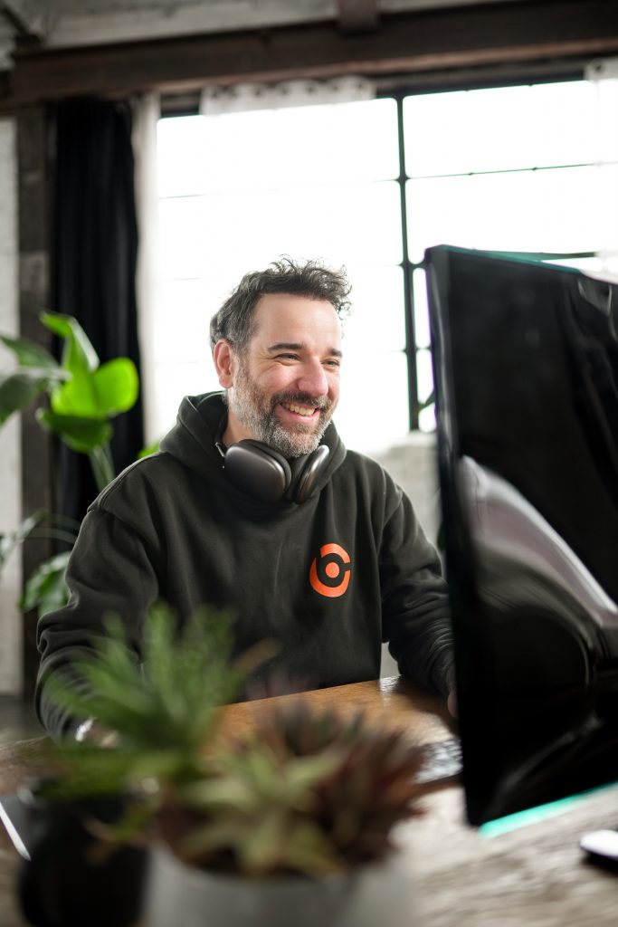 Florian von B.CONNECT bei der Konzeptarbeit