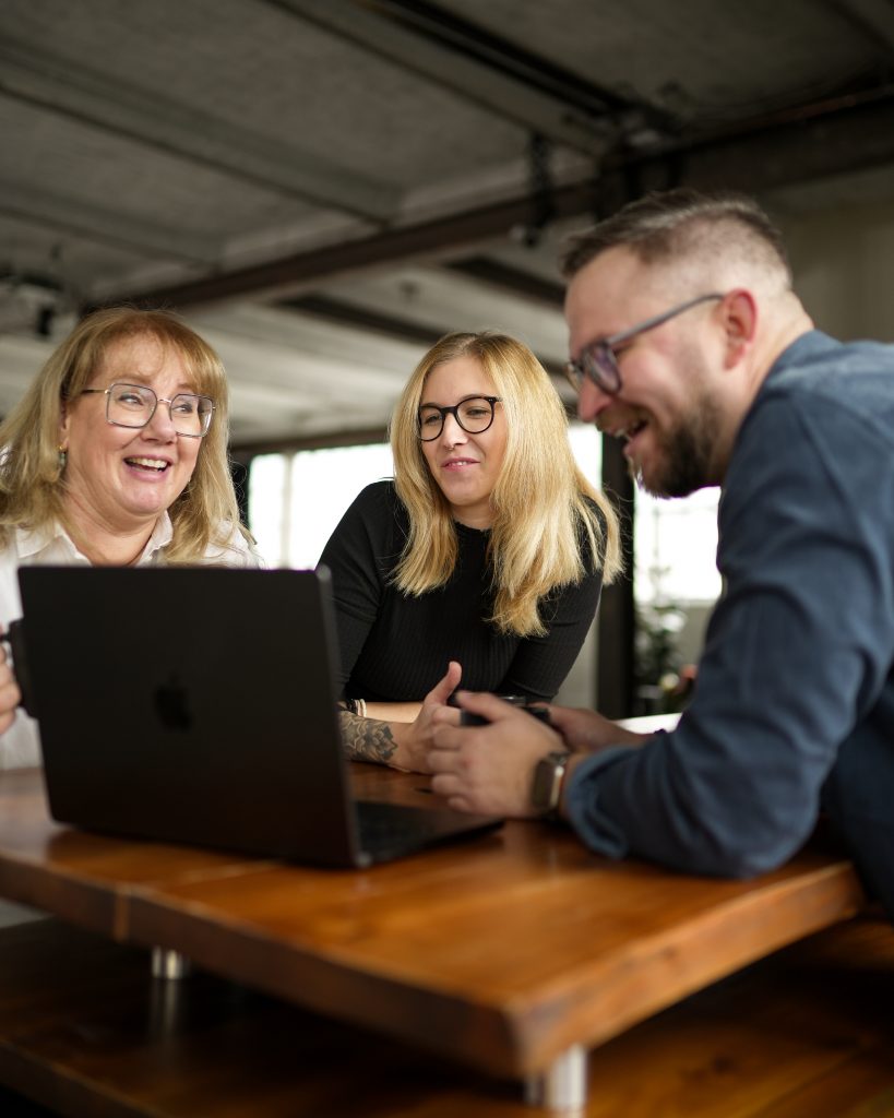 Team von B.CONNECT im Gespräch am Tisch